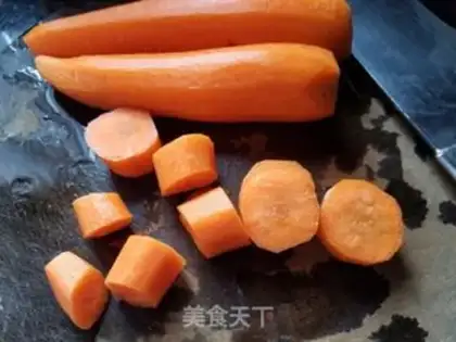 Make Carrot seaweed soup step 1