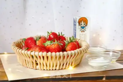 Make Strawberry fresh cow milk step 0