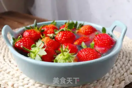 Make Strawberry fresh cow milk step 1