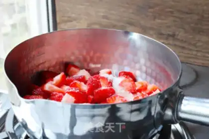 Make Strawberry fresh cow milk step 3