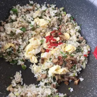 Make Burning abalone fried rice step 16