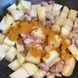 Make Curry chicken and potatoes step 3