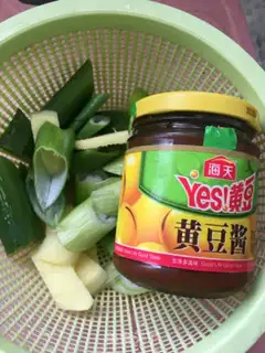 Make Soy fan bones step 1