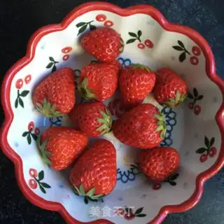 Make Strawberry-charded yogurt step 0