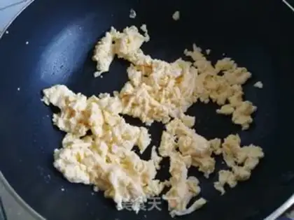 Make Garlic fried eggs step 3