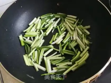 Make Garlic fried eggs step 4