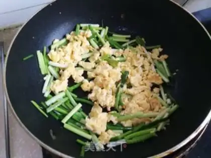 Make Garlic fried eggs step 5