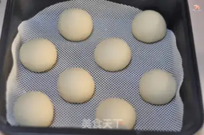 Make Little bear strawberries squeezing buns step 4
