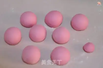 Make Little bear strawberries squeezing buns step 5