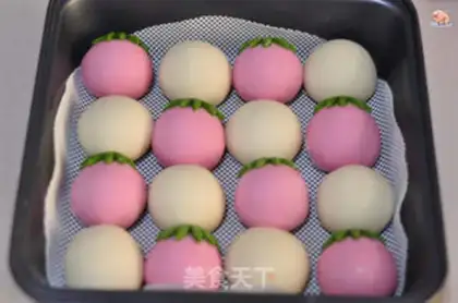 Make Little bear strawberries squeezing buns step 7