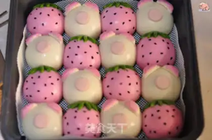 Make Little bear strawberries squeezing buns step 12