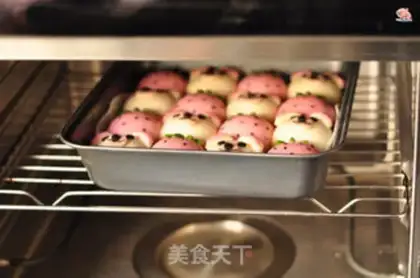 Make Little bear strawberries squeezing buns step 15