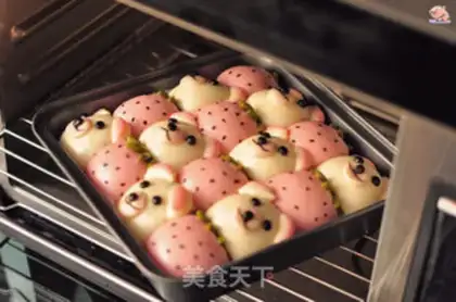 Make Little bear strawberries squeezing buns step 16