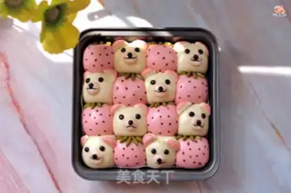 Make Little bear strawberries squeezing buns step 17