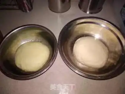 Make Double-coloured meat buns step 1