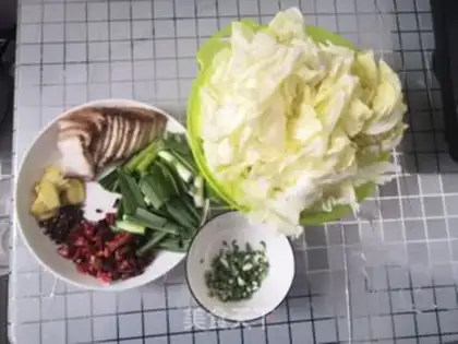 Make The gravy tore step 0