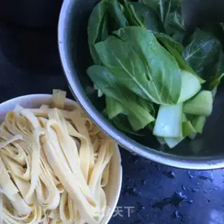 Make Chicken soup is spicy rice wire step 1