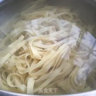 Make Chicken soup is spicy rice wire step 2