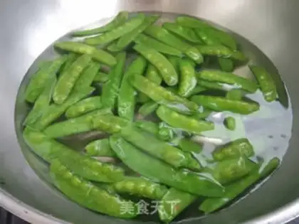 Make Shrimp toad sauce with Dutch beans step 1