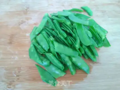 Make Shrimp toad sauce with Dutch beans step 2