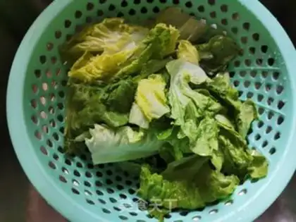 Make Pelican garlic lettuce step 1