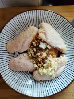 Make Garlic fried chicken wings step 3