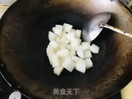 Make Chicken soup and radish step 1