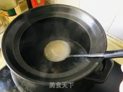 Make Chicken soup and radish step 2