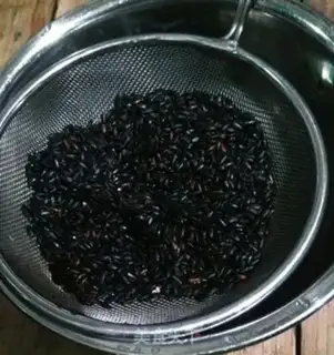 Make Red sugar and black rice congee step 1