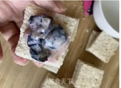 Make Strawberry toast step 4