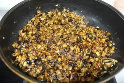 Make Spring sauce meat buns step 10