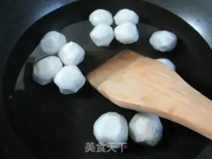 Make White mushroom cod-ball spinach soup step 1