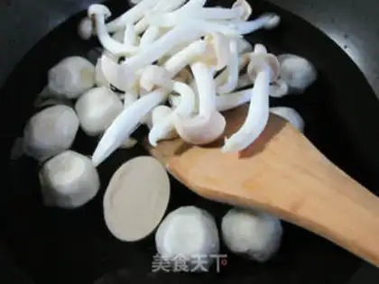 Make White mushroom cod-ball spinach soup step 2