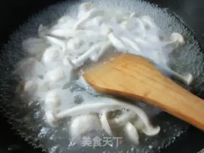 Make White mushroom cod-ball spinach soup step 3