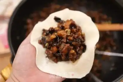 Make Spring sauce meat buns step 17