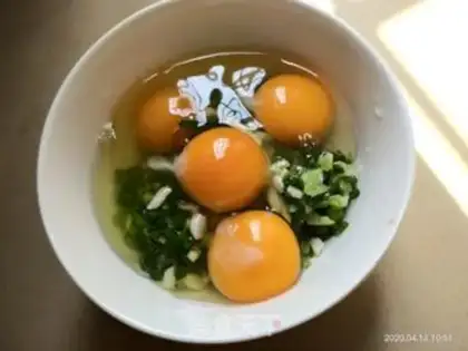 Make Onion fried eggs step 1