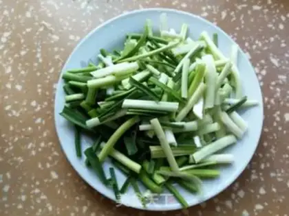 Make Garlic fried eggs step 1