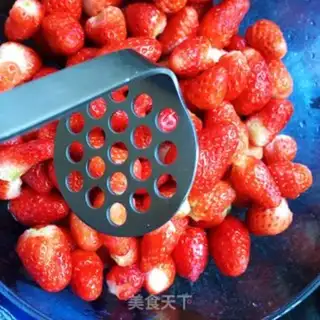 Make Homemade strawberry sauce step 4