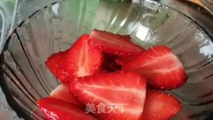 Make Strawberry oatmeal step 1