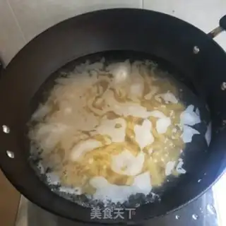 Make Eggs fried pasta step 1
