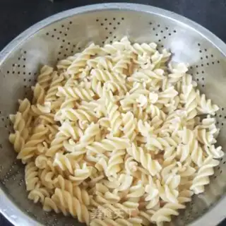 Make Eggs fried pasta step 2