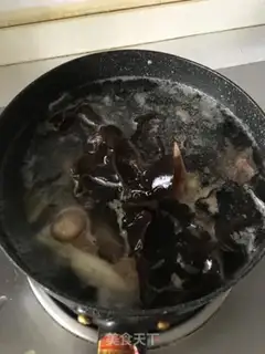 Make Dried pigeons boiled dry silk step 2