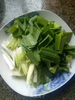 Make Garlic fried eggs step 1