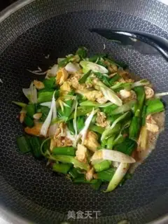 Make Garlic fried eggs step 4