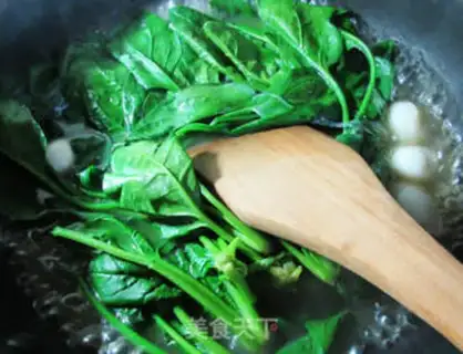 Make Quail egg fan spinach soup step 4
