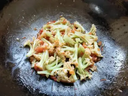 Make Tomato fried flowers step 7