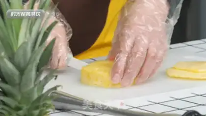 Make A glass of gold pineapple step 2
