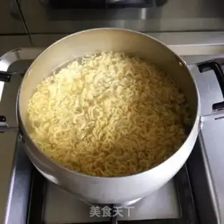 Make Ham eggs for noodles step 4