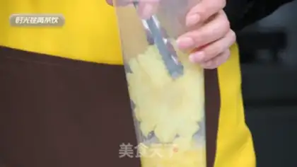 Make A glass of gold pineapple step 7