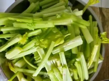 Make Celery fried dry step 0